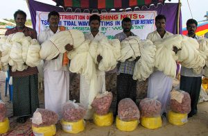 2004_Hilfe-nach-Tsunami-im-indischen-Ozean_Deichmann-Stiftung-300x196