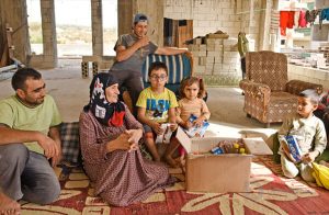 2016_Hilfe-fuer-Menschen-in-Syrien-und-Libanon_DEICHMANN-Stiftung-300x196