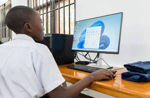 2022_Computer-Schulungsraume-aufgebaut-Tansania_wortundtat_DEICHMANN-Stiftung-300x196