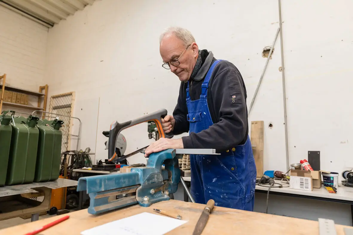 Madagaskar-Mobile-Klinik – Mann sägt Metallstange zurecht