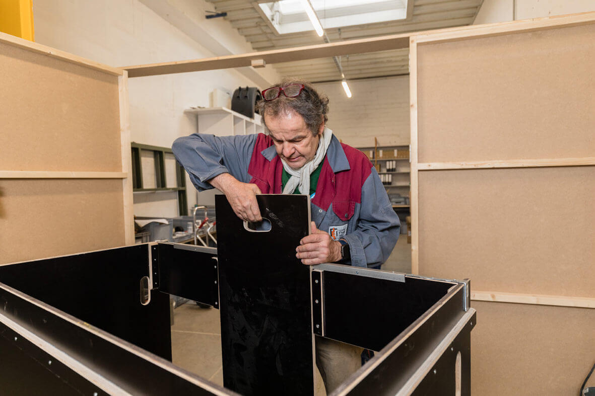 Madagaskar-Mobile-Klinik – Mann baut Holzkiste zusammen