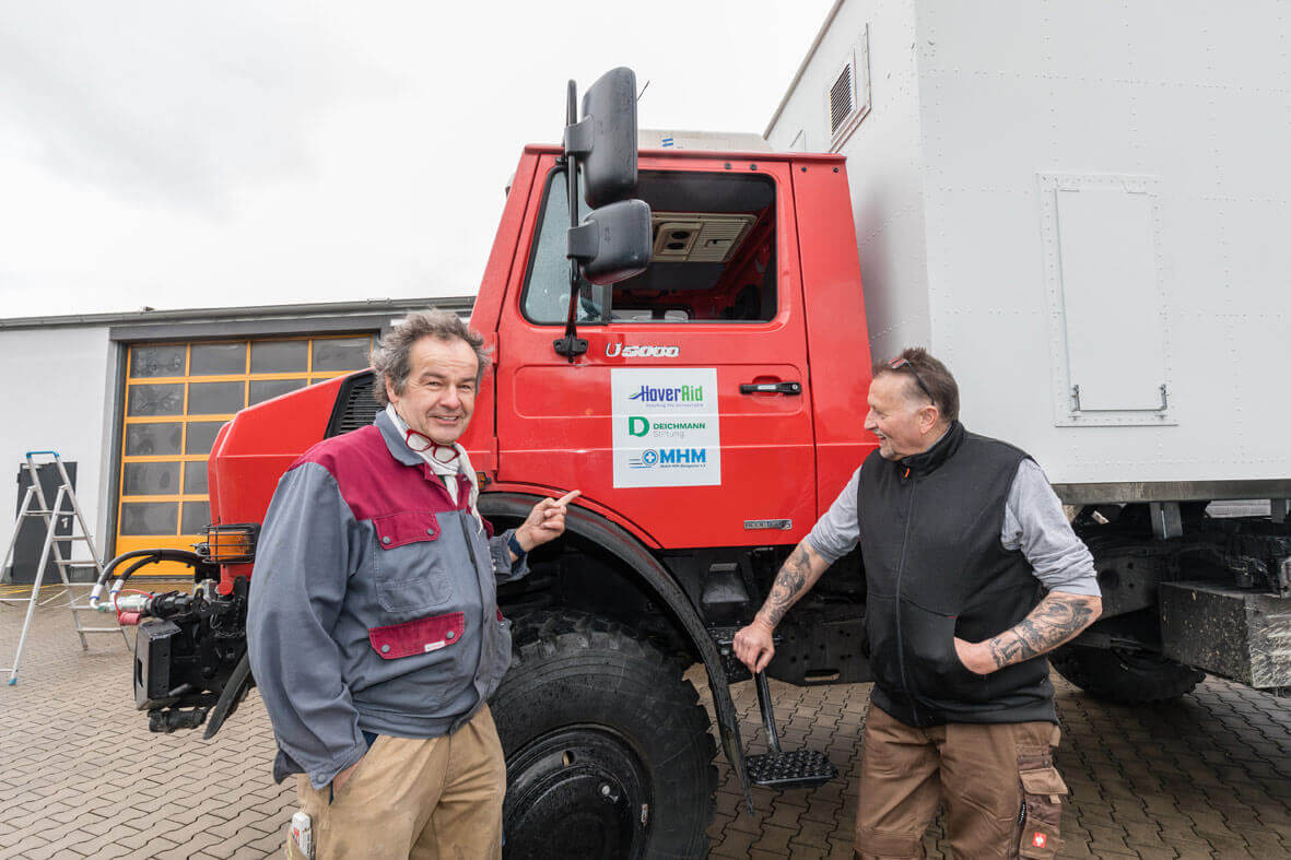 Madagaskar-Mobile-Klinik – Zwei Männer posieren vor dem Führerhaus eines LKW