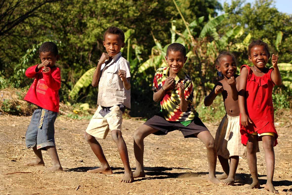 DEICHMANN Stiftung | Handpumpen Madagaskar – Gesundheit – Zeit-zum-Spielen-kein-Wasserholen-mehr