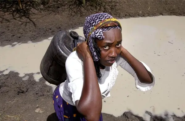DEICHMANN Stiftung | Madagaskar – schmutziges Wasser holen – Frauenarbeit-täglich-stundenlang