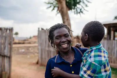 International-Justice-Mission_Gewalt gegen Frauen und Kinder eindaemmen und Rechtssysteme staerken_Uganda Handschlag