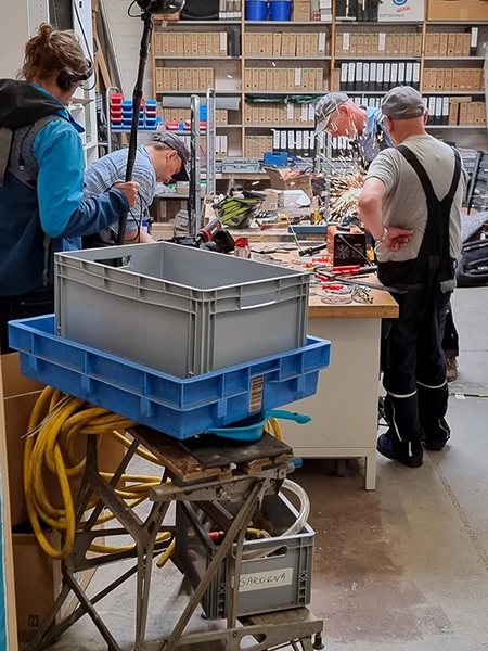 Kameramann filmt in der Werkstatt für Beitrag über Mobile Klinik