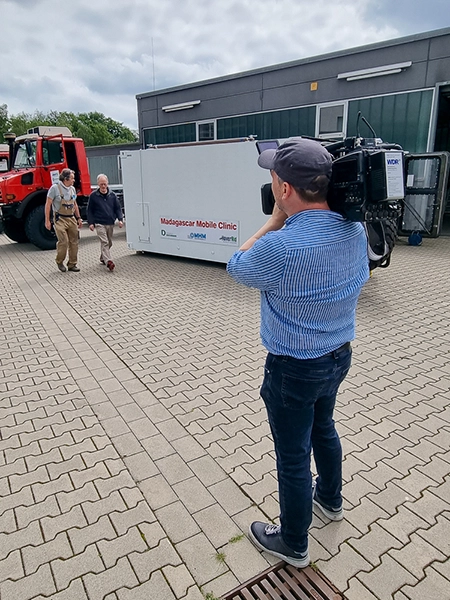 Kamerateam filmt zwei Bobbies an Mobiler Klinik