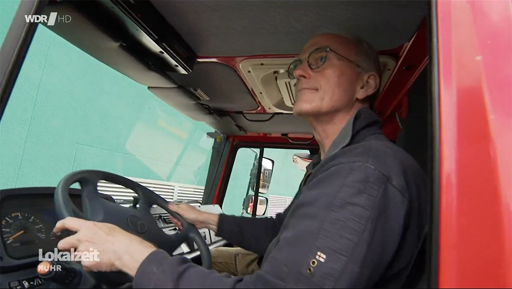 Karl Hoffmann am Steuer der Mobilen Klinik