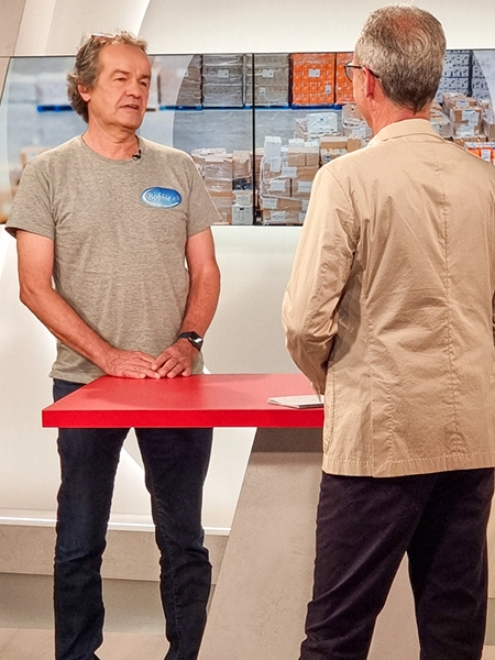 Bobbie Max Westhoven und Lars Tottmann bei Lokalzeit Ruhr | Sendung über Mobile Klinik Madagaskar Mobile Klinik | Max Westhoven im Studio der WDR Lokalzeit Ruhr Die WDR Lokalzeit Ruhr drehte am Lager in Bottrop Aufnahmen über die Mobile Klinik.