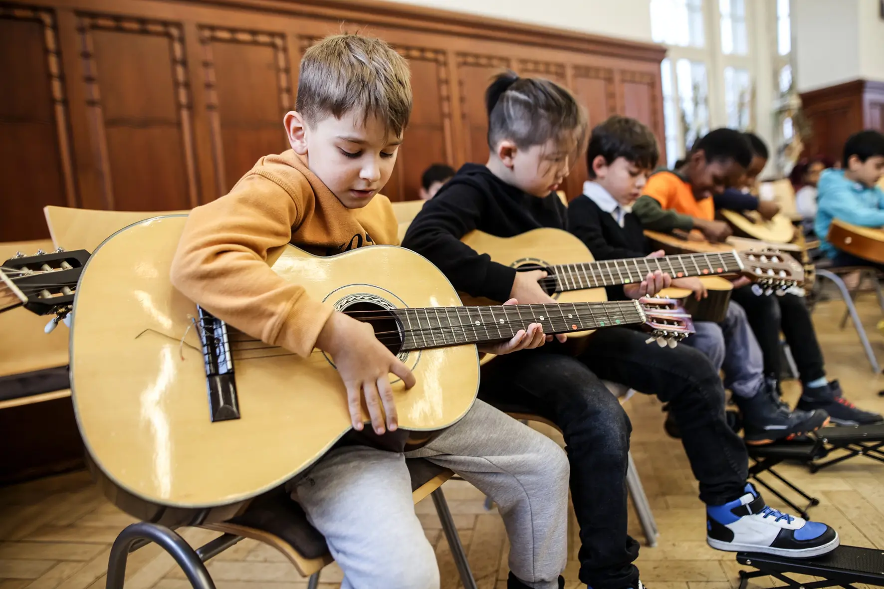 UebehausKray_Integrationsarbeit durch kulturelle Bildung musikalische Ferienangebote Musikunterricht Handschlag