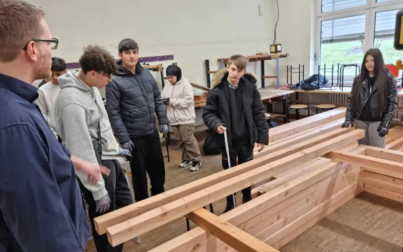 DEICHMANN-Stiftung | Chancengleichheit in der Berufsorientierung – Berufsorientierungswerkstatt an der Gesamtschule Nord in Essen  Chancengleichheit in der Berufsorientierung – Das Bild zeigt Schüler mit Jan Pöstges in der Berufsorientierungswerkstatt der Gesamtschule Nord in Essen bei Tischlerarbeiten.