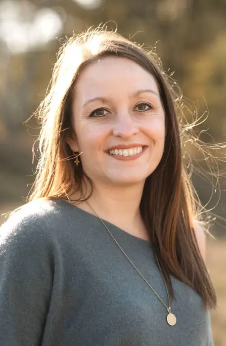 DEICHMANN Stiftung | Einsatz gegen Kinderarmut – Familienzentrum  –  Stern im Norden – Jana Kadatz – Pädagogische Leitung Armutsgefährdung Dortmund – Das Bild zeigt das Portrait von Jana Kadatz, der pädagogischen Leitung des Familienzentrums Stern im Norden.