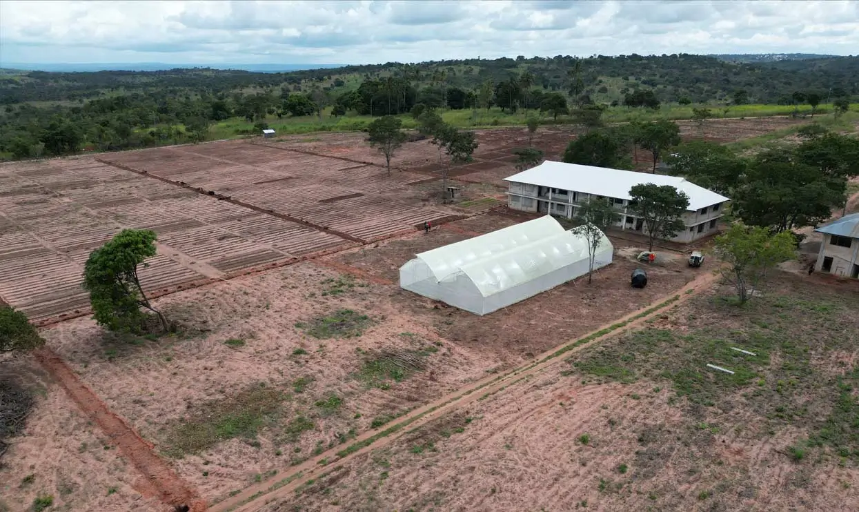 Landwirtschaftsschule Tansania – Große landwirtschaftliche Anbaufläche.“
