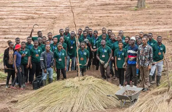 Landwirtschaftsschule Tansania – Gruppenbild Schüler beim Pflanzen von Bäumen