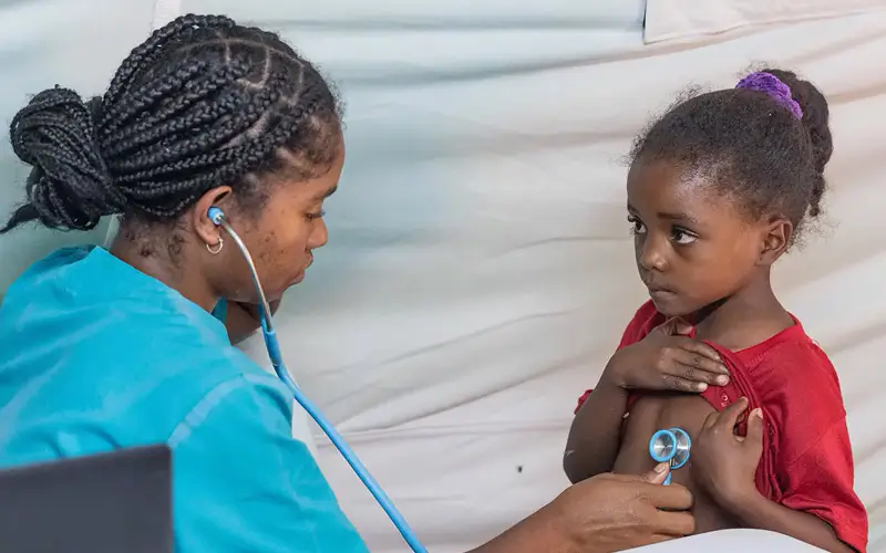 DEICHMANN-Stiftung | Madagascar Mobile Clinic – Gesundheitsangebote an schwer erreichbaren Orten – Ärztin und Patientin – Bei Vorsorgeuntersuchungen lassen sich Fehlentwicklungen früh erkennen Madagascar Mobile Clinic – Ärztin hört Mädchen mit Stethoskop ab – Früherkennungsuntersuchungen helfen Kindern und damit der ganzen Familie