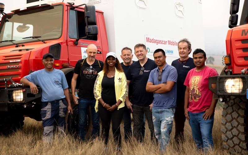 deichmann-stiftung-mobile-klinik-madagaskar-im-einsatz_img1 Miss Germany Kira Geiss mit jungen Mädchen im Stern im Norden in Dortmund