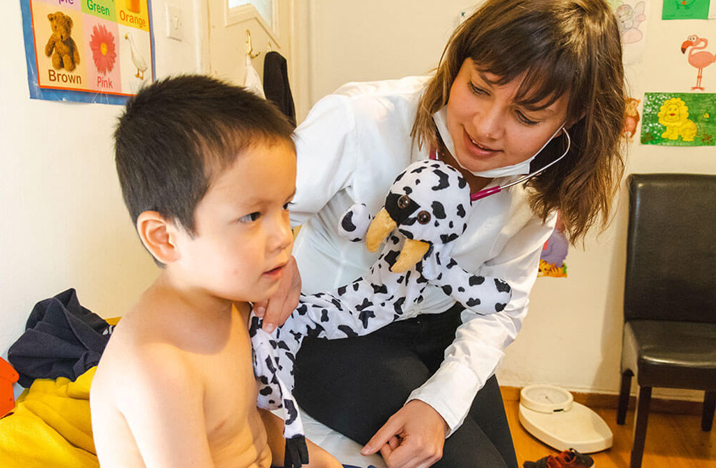 deichmann-stiftung-projekt-Gesundheit-Griechenland-Guter-Samariter-Zentrum-Kinderarzt_1 Ärztin hört Kind mit Stethoskop ab