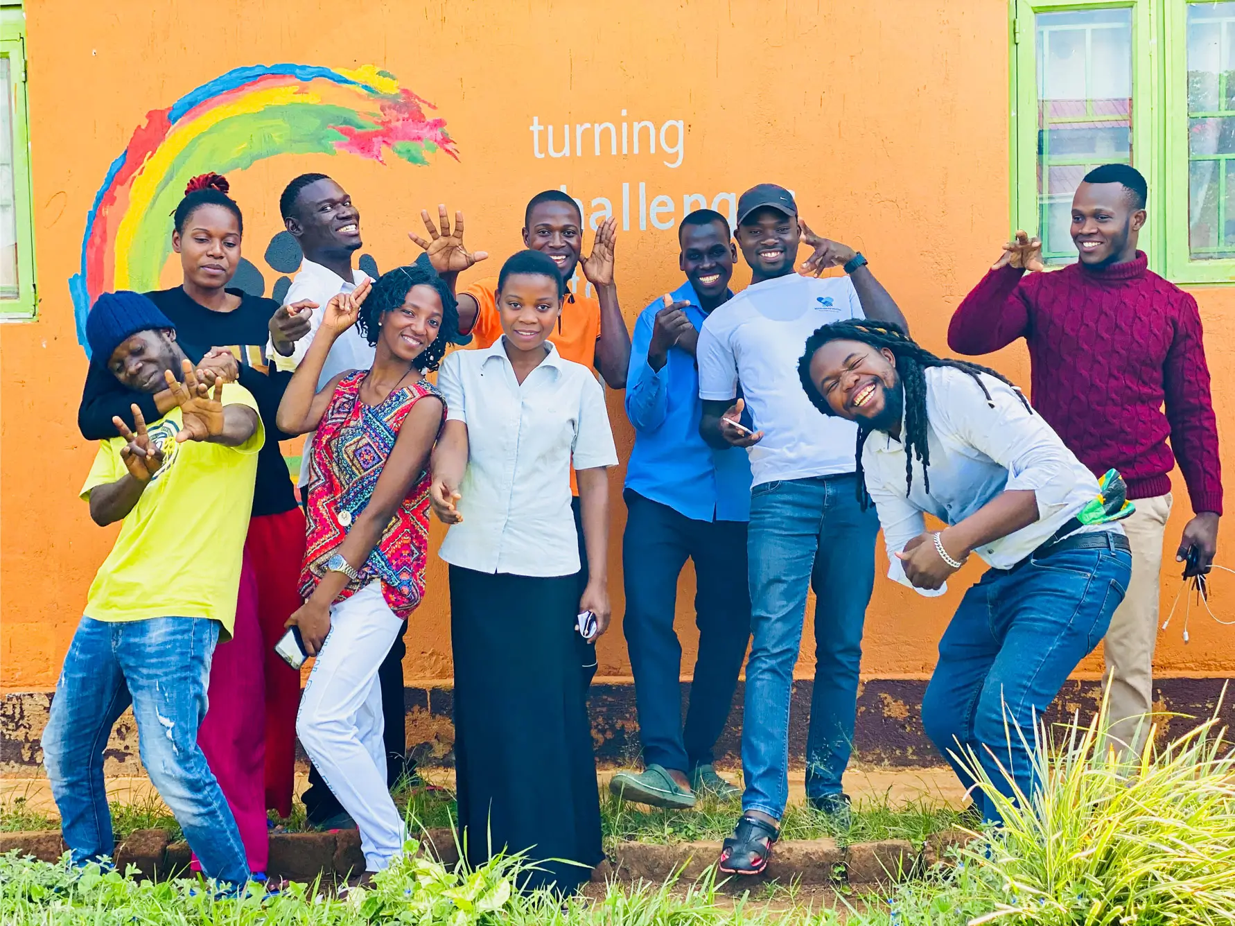 Sozialunternehmen Uganda – junge Männer und Frauen posieren als Gruppe vor der Kamera