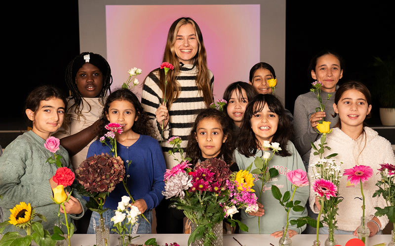 Miss Germany Kira Geiss mit jungen Mädchen im Stern im Norden in Dortmund