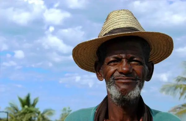 Deichmann Stiftung | Wasserprojekte Madagaskar – lächelnder Madagasse – Gesundheit – Hygieneschulungen – CO2-Reduktion - Geschlechtergerechtigkeit Wasserprojekte Madagaskar – portrait – älterer – madagasse – lächelt - zufrieden