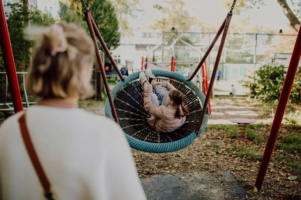 DEICHMANN Stiftung | Einsatz gegen Kinderarmut – Teilhabe – unbeschwert spielen Einsatz gegen Kinderarmut – ein Kind in einer Nestschaukel