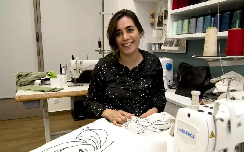 DEICHMANN Stiftung | Empowerment geflüchteter Frauen – Skills Training Centre – Samah baut ihre Zukunft auf Empowerment geflüchteter Frauen – Samah im Skills Training Centre beim Nähkurs