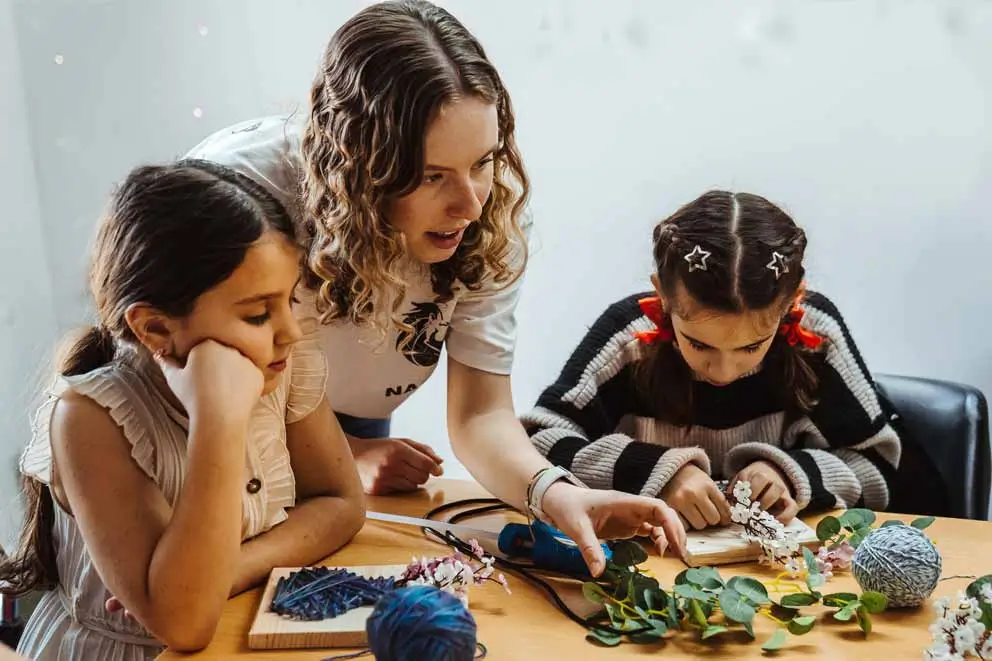 DEICHMANN-Stiftung | Kindern Chancen geben – Kinderarmut in der Republik Moldau – Zwei Mädchen beim Basteln in einer Kita in Moldau – gefördert durch ein Projekt zur Armutsbekämpfung Kindern Chancen geben – Zwei Mädchen basteln mit einer Betreuerin in einer Kindertagesstätte in der Republik Moldau – Teil eines Projekts zur Stärkung von Familien und Kindern.