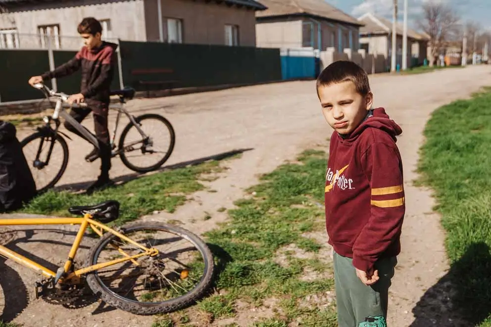 DEICHMANN-Stiftung | Kindern Chancen geben – Kinderarmut in der Republik Moldau – Kinder mit Fahrrädern in Moldau – Alltag in benachteiligten Siedlungen Kindern Chancen geben – Kinder mit Fahrrädern in einer ländlichen Siedlung in der Republik Moldau – geprägt von Armut und fehlenden Bildungschancen.
