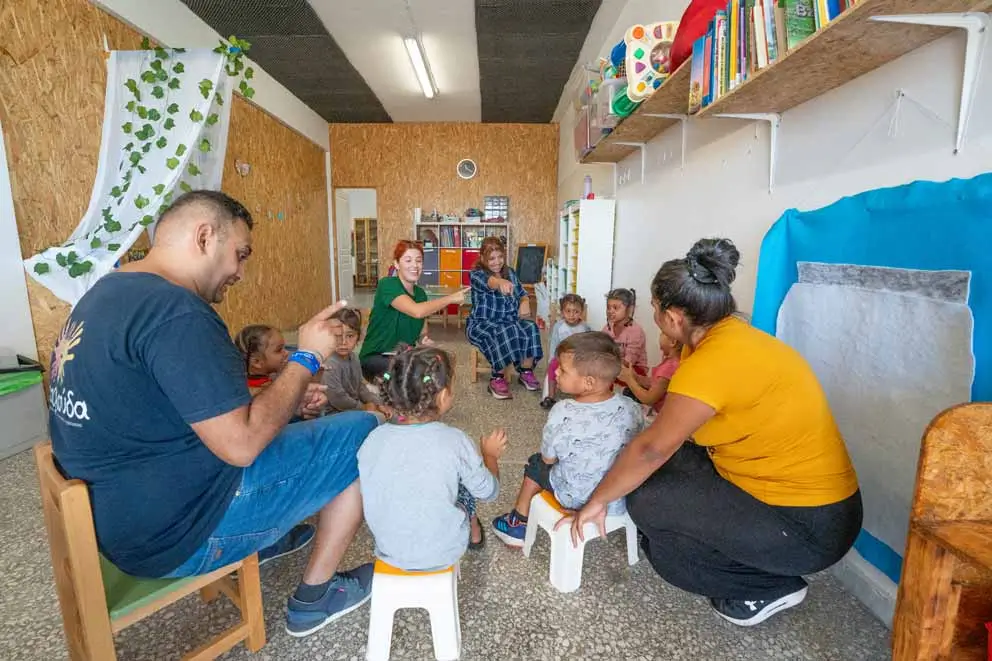 DEICHMANN-Stiftung | Kindern Chancen geben – Kinderarmut in Griechenland – Roma-Siedlung in der Nähe von Athen – Integration und Bildung als Schlüssel zur Teilhabe. Kindern Chancen geben – Kinder und Eltern im Zentrum Petalouda in der Nähe von Athen. Roma-Familien spielen und lernen und verbringen eine entspannte Zeit, abseits von Ausgrenzung und Armut.