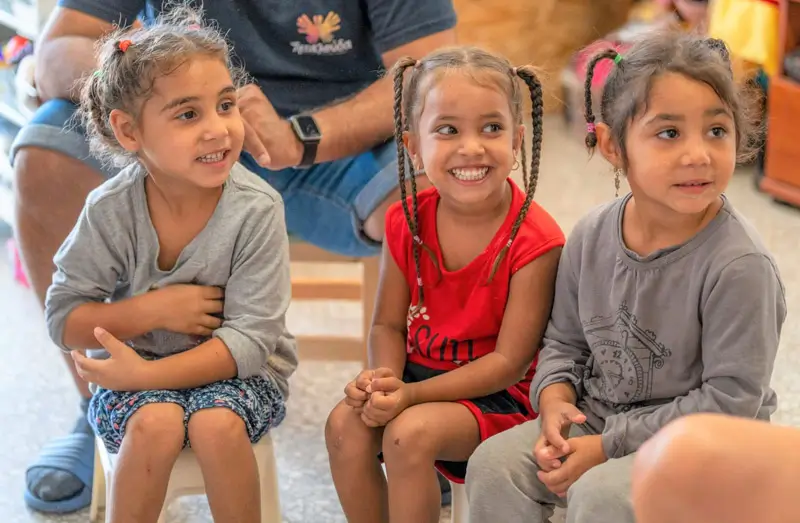Glückliche Roma-Kinder im Petalouda-Zentrum in Griechenland