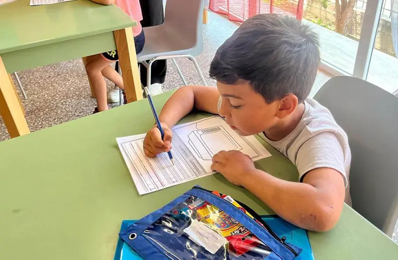 Roma-Junge im Petalouda-Zentrum in Griechenland bei Schularbeiten